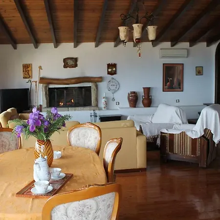 Traditional House With Great View * Chlomos